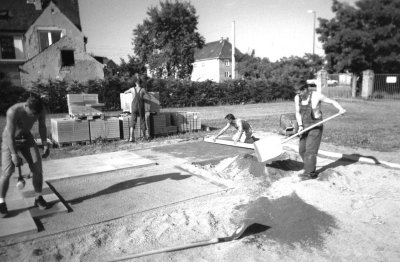 Bei den Arbeiten am Streetbasketballfeld