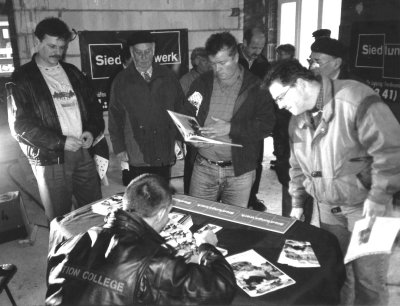 Groer Andrang zurAutogrammstunde von Jens Lehmann im Siedlungswerk-Baugebiet Wahren