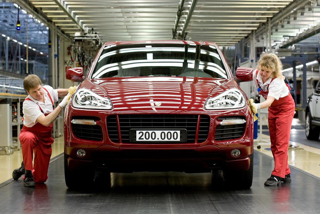 Endmontage eines roten Porsche Cayenne