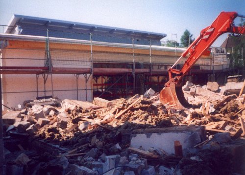 Abri des Altbaus, dahinter kommt der Neubau zum Vorschein