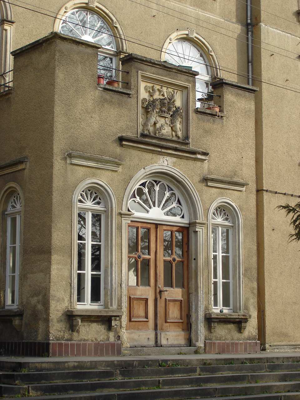 Die Eingangstür des Lützschenaer Schlosses mit dem Sternburgschen Familienwappen darüber